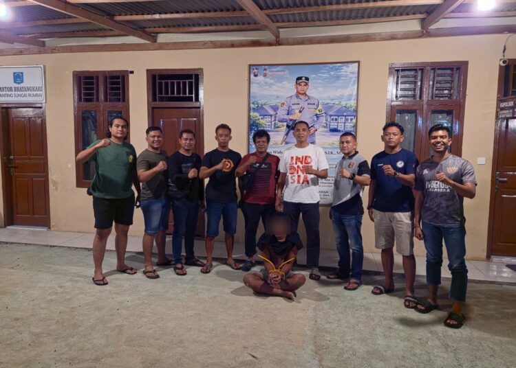 Seorang pria berinisial RAF ditangkap tim gabungan Ops Satreskrim Polres Dharmasraya bersama Unit Reskrim Polsek Sungai Rumbai terkait dugaan tindak pidana pencurian yang diduga terjadi di sejumlah lokasi di wilayah hukum Polsek Sungai Rumbai, Kabupaten Dharmasraya.