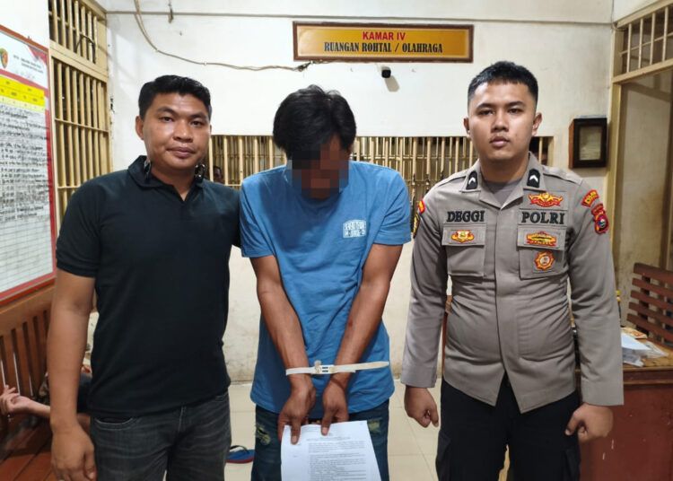 Satu dari dua pria yang digerebek polisi saat diduga mengonsumsi sabu-sabu di sebuah pondok di tepi Jalan AIC, Jorong Pamuatan Barat, Nagari Pamuatan, Kecamatan Kupitan, Kabupaten Sijunjung, Sumatera Barat, pada Jumat (26/6/2026), dibawa ke Polsek IV Nagari untuk menjalani pemeriksaan lanjutan. Foto:  Polsek IV Nagari