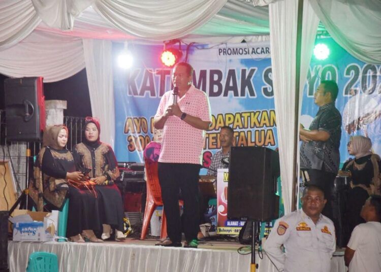 Wali Kota Pariaman, Yota Balad, mengapresiasi langkah Ota Lapau Club (OLC) yang menggelar pertunjukan seni musik tradisional Katumbak disertai pembagian teh talua gratis di Lapau OS, kawasan Stasiun Kereta Api Pariaman, Pasar Pariaman, Jumat malam (26/6/2026).