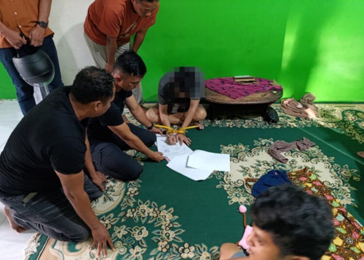 Polisi menangkap seorang pria di rumahnya di Jorong Padang Tujuh, Nagari Aur Kuning, Kecamatan Pasaman, Pasaman Barat, Sumatera Barat (Sumbar), pada Kamis (25/6/2026) sore karena diduga mencuri sepeda motor dan menampar temannya. Foto: Polres Pasaman Barat