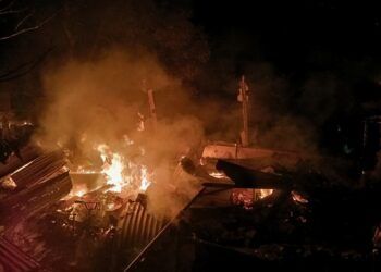 Sebuah Rumah Semi Permanen Ludes Terbakar di Padang