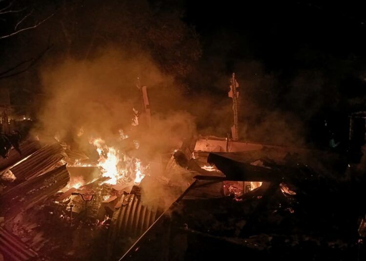 Sebuah rumah semi permanen di kawasan perbukitan RT 003 RW 001, Kelurahan Bukit Gado-Gado, Kecamatan Padang Selatan, Kota Padang, Sumatera Barat, ludes terbakar pada Sabtu (27/6/2026) malam.