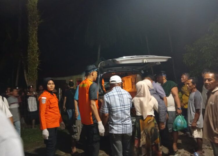 Remaja laki-laki bernama Rafi Rapa Maulana, berusia 13 tahun, asal Pekanbaru, Riau, yang hanyut saat berenang di Pantai Gasan Gadang, Kecamatan Batang Gasan, Kabupaten Padang Pariaman, Sumatera Barat, ditemukan meninggal dunia pada Minggu (28/6/2026) dini hari.