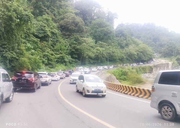 Arus lalu lintas di jalan lintas utama Padang–Bukittinggi, tepatnya di kawasan Lembah Anai, Kabupaten Tanah Datar, mengalami kepadatan dari kedua arah pada Minggu (28/6/2026) siang. Foto: Qadri/Sumbarkita