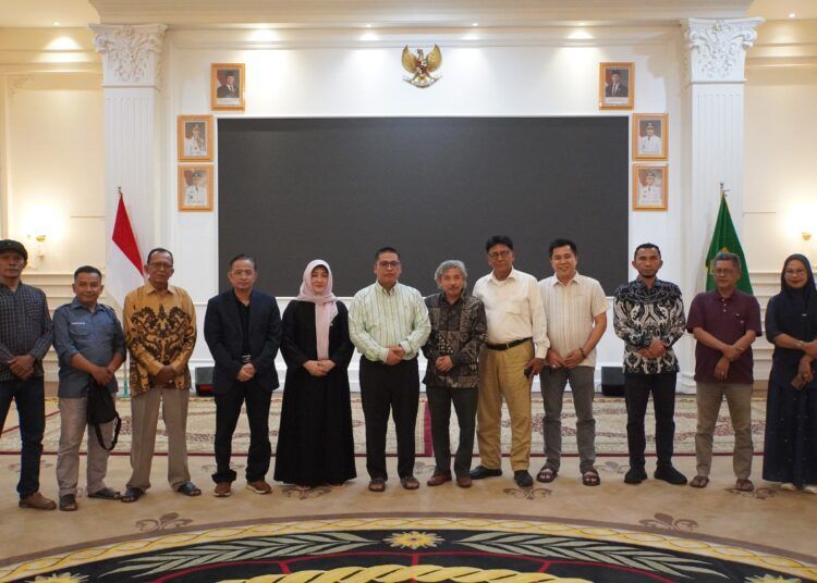 Wali Kota Padang Panjang, Hendri Arnis, dan jajarannya berfoto bersama para narasumber Seminar Internasional Refleksi Satu Abad Gempa Kota Padang Panjang di pendopo rumah dinas wali kota pada Minggu (28/6/2026) malam.