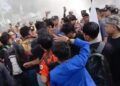 Video: Demo di Polda Sumbar Ricuh, Massa Bakar Ban dan Bentrok dengan Aparat