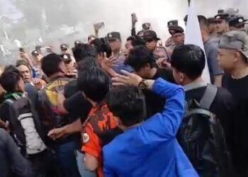 Video: Demo di Polda Sumbar Ricuh, Massa Bakar Ban dan Bentrok dengan Aparat
