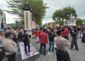 Ratusan Demonstran Geruduk Polda Sumbar, Tuntut Kapolda Dievaluasi hingga Soroti Pabrik Narkoba