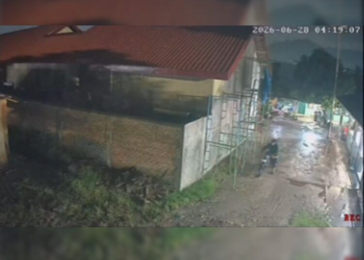 Rekaman CCTV memperlihatkan seorang pria yang diduga pelaku pencurian saat membawa kabur sepeda motor RX King di kawasan Asrama TNI AD Ganting, Padang, Sabtu (28/6/2026) dini hari.