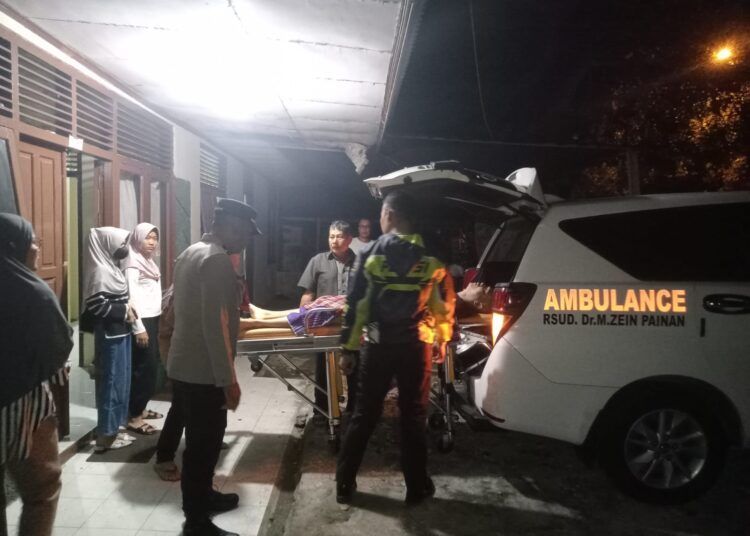 Petugas mengevakuasi jenazah IPP (33), seorang guru PPPK yang ditemukan tewas di kamar mes Polres Pesisir Selatan, menggunakan ambulans pada Minggu (28/6/2026) dini hari.