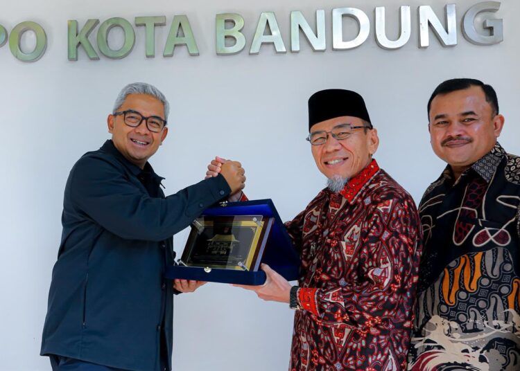 Wali Kota Bandung, Muhammad Farhan, memberikan cendera mata kepada Wakil Wali Kota Padang, Maigus Nasir, di Balai Kota Bandung pada Senin (29/6/2026). Foto: Pemko Padang