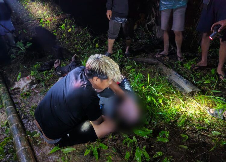 Seorang petani ditemukan meninggal di kebun sawitnya di Jorong Labuh Lurus Baru, Nagari Aia Gadang Barat, Kecamatan Pasaman, Pasaman Barat, Sumatera Barat (Sumbar), pada Senin (29/6/2026) malam. Foto: Pos SAR Pasaman