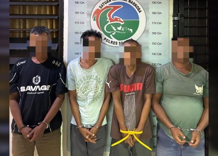 Polisi menangkap empat pria di Jorong Taram, Nagari Taram, Kecamatan Harau, Lima Puluh Kota, Sumatera Barat (Sumbar), pada Senin (29/6/2026) sekitar pukul 00.45 WIB terkait dengan kasus sabu-sabu. Tiga orang di antaranya pemakai sabu-sabu, sedangkan satu orang lagi pengedar sabu-sabu. Foto: Polres 50 Kota