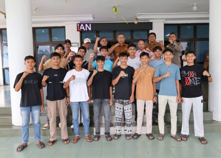Wakil Wali Kota Pariaman, Mulyadi, melepas kontingen Persatuan Bola Voli Seluruh Indonesia (PBVSI) Pariaman U-19 yang akan berlaga pada Kejuaraan Provinsi (Kejurprov) Bola Voli Indoor Antar Klub U-19 Sumatera Barat 2026 di halaman Balai Kota Pariaman, Senin (30/6/2026).