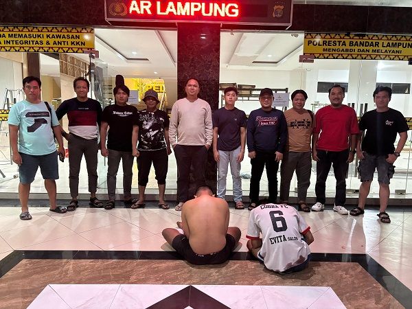 — Polisi menangkap dua anggota komplotan pencuri sepeda motor yang kerap menyasar area parkir hotel, penginapan hingga rumah kos di Kota Bandar Lampung, Provinsi Lampung. Foto: Polresta Bandar Lampung