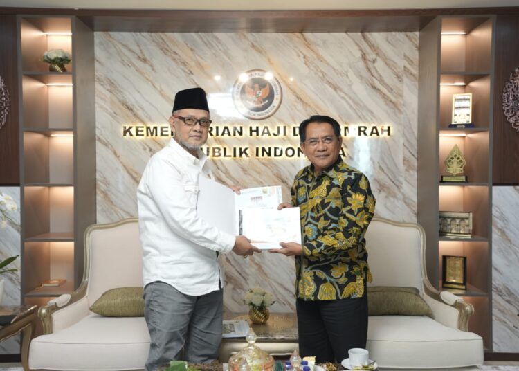 Bupati Padang Pariaman John Kenedy Azis menyerahkan proposal pengembangan Embarkasi Haji Sumatera Barat kepada Menteri Haji dan Umrah RI, K.H. Mochamad Irfan Yusuf, saat audiensi di Kantor Kementerian Haji dan Umrah, Jakarta, Senin (29/6/2026).
