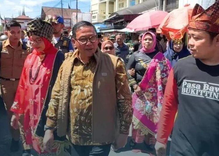 Wali Kota (Wako) Bukittinggi, Ramlan Nurmatias, memberikan apresiasi kepada Pedagang Pasar Bawah Bersatu yang ikut berpartisipasi dalam memeriahkan peringatan 100 Tahun Jam Gadang. Hal itu disampaikannya saat silaturahmi bersama pedagang di Pasar Bawah, Senin (22/6/2026).