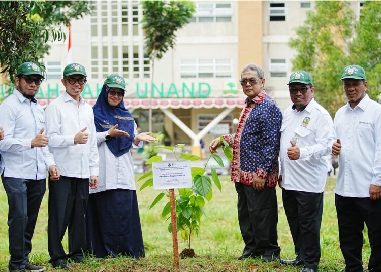Jajaran pimpinan Universitas Andalas menanam pohon andalas di Lapangan Rektorat Kampus Limau Manis, Selasa (2/6/2026).
