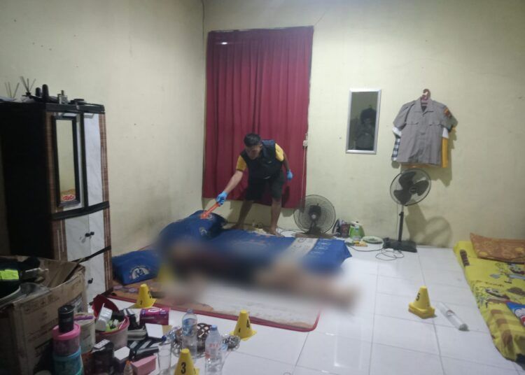 Guru PPPK ditemukan meninggal dunia di sebuah kamar mes di lingkungan Polres Pesisir Selatan, Minggu (28/6/2026) dini hari.