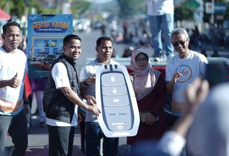 Pemenang hadiah utama Gebyar Hadiah Tabungan Bank Nagari bersama Direktur Operasional Bank Nagari Zilfa Efrizon dan Wali Kota Solok Ramadhani Kirana Putra.