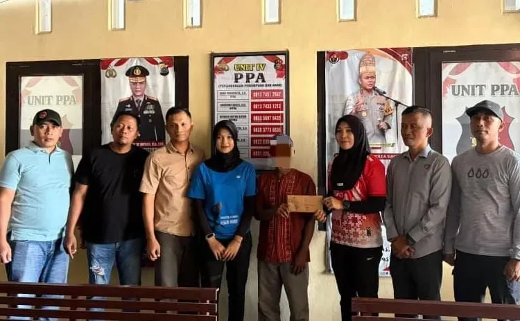 Tersangka MW (59) ditangkap usai menjalani pemeriksaan di Mapolres Pasaman Barat. IST