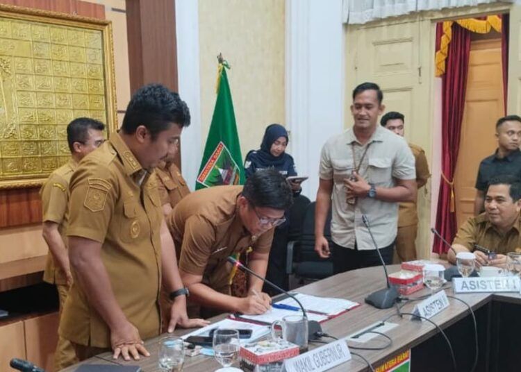 Bupati John Kenedy Azis (JKA) memaparkan berbagai strategi dan inovasi Pemerintah Kabupaten Padang Pariaman dalam mengembangkan sektor kelautan dan perikanan pada Rapat Koordinasi Terbatas Kepala Daerah se-Sumatera Barat.