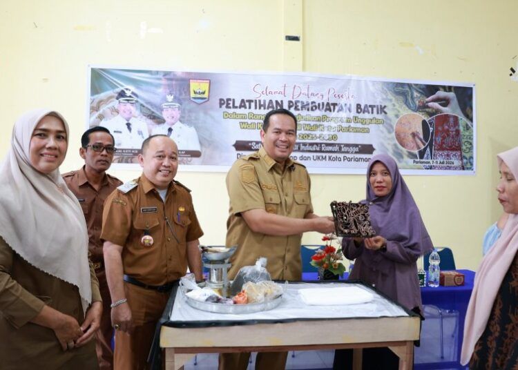 Pemerintah Kota (Pemko) Pariaman menggelar Pelatihan Pembuatan Batik Cap di Aula Dinas Perindustrian, Perdagangan, Koperasi, dan UKM (Disperindagkop UKM) Kota Pariaman, Selasa-Sabtu (7-11/7/2026).