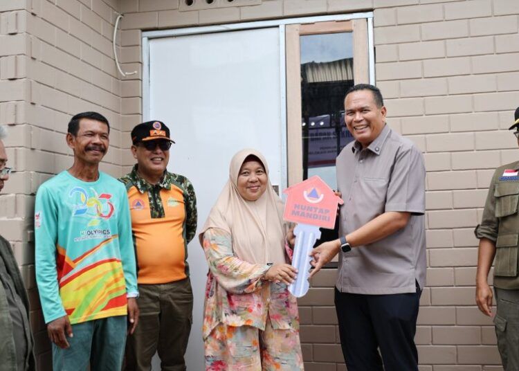 Wali Kota Pariaman Yota Balad bersama Sekretaris Utama (Sestama) Badan Nasional Penanggulangan Bencana (BNPB), Rustian, menyerahkan secara simbolis kunci rumah kepada Emridona, warga Desa Sintuak, Kecamatan Pariaman Utara, Jumat (10/7/2026).