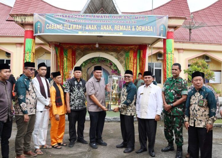 Wali Kota Pariaman menyerahkan piala saat membuka Musabaqah Tilawatil Qur'an (MTQ) Ke-IX Tingkat Kecamatan Pariaman Utara, Kota Pariaman Tahun 2026 di Halaman Kantor Camat Pariaman Utara, Jumat (10/7/2026).