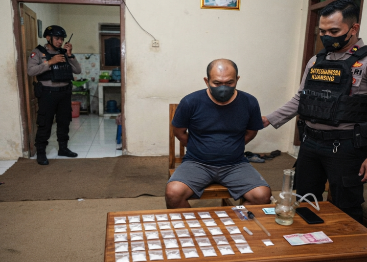 Polisi menangkap seorang pria berinisial AY (43 tahun) di Kelurahan Sungaijering, Kecamatan Kuantan Tengah, Kabupaten Kuantan Singingi, Riau, pada Kamis (16/7/2026) pukul 04.30 WIB karena diduga kuat menjadi pengedar sabu-sabu kelas kakap. Foto: Polres Kuantan Singingi