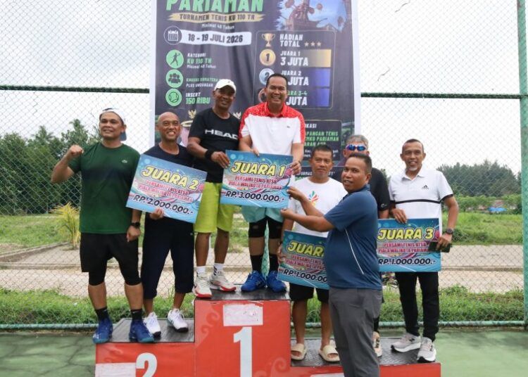 Wali Kota Pariaman, Yota Balad, berfoto bersama para pemenang Turnamen Tenis Kelompok Umur (KU) 110 Tahun Piala Wali Kota Pariaman 2026 di Lapangan Tenis Pemerintah Kota (Pemko) Pariaman, Minggu (19/7/2026) sore.