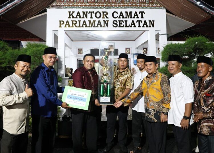 Wakil Wali Kota Pariaman, Mulyadi, menyerahkan piala juara umum kepada Desa Batang Tajongkek yang berhasil meraih nilai tertinggi pada MTQ ke-IX Tingkat Kecamatan Pariaman Selatan, Minggu (19/7/2026) malam.