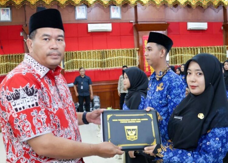 Wali Kota Pariaman Yota Balad menyerahkan SK sekaligus mengambil sumpah 150 PNS Formasi Tahun 2024 di lingkungan Pemerintah Kota Pariaman, di Aula Balai Kota Pariaman, Jumat (24/7/2026).