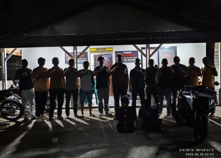 Dua terduga pelaku pengeroyokan ditangkap dan dibawa ke Mapolres Pasaman Barat.