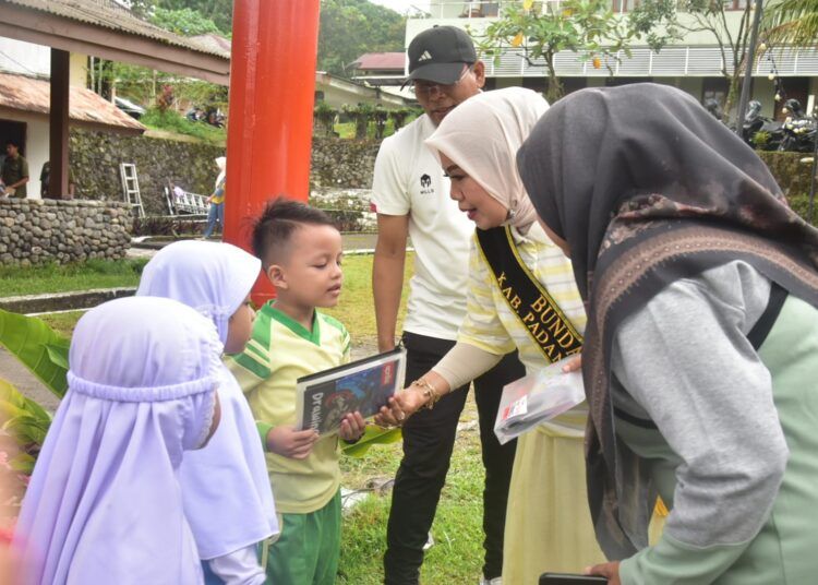 Bunda PAUD Kabupaten Padang Pariaman, Nita John Kenedy Azis, beberapa anak diGebyar Hari Anak Nasional (HAN) 2026 di Kabupaten Padang Pariaman, di Dempo Anai Land, Kecamatan 2x11 Kayu Tanam, Sabtu (18/7/2026).