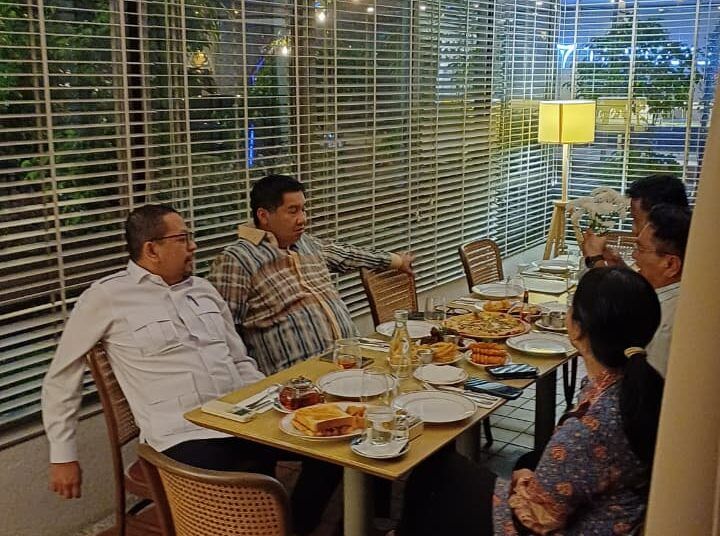 Bupati Padang Pariaman John Kenedy Azis menyerahkan proposal percepatan penanganan rumah tidak layak huni (RTLH) dan kawasan permukiman kepada Menteri Perumahan dan Kawasan Permukiman (PKP) RI Maruarar Sirait saat audiensi di Jakarta, Kamis (9/7)