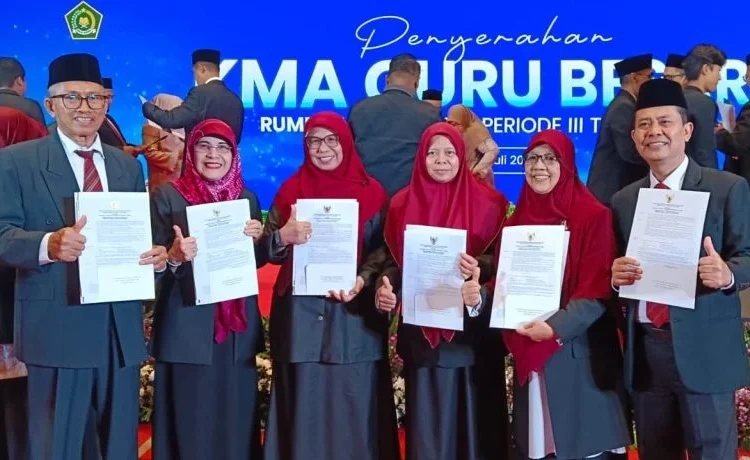 Enam dosen rumpun agama UIN Imam Bonjol Padang menerima SK Guru Besar dari Kemenag di Jakarta pada Senin (13/7/2026). Foto: UIN Imam Bonjol Padang