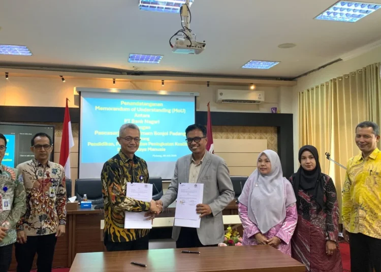Program Pascasarjana Universitas Islam Negeri (UIN) Imam Bonjol Padang resmi menjalin kerja sama dengan PT Bank Nagari. Penandatanganan nota kesepahaman (MoU) berlangsung di Gedung Pascasarjana UIN Imam Bonjol Padang dan dihadiri jajaran pimpinan kedua institusi, Kamis (9/7/2026).