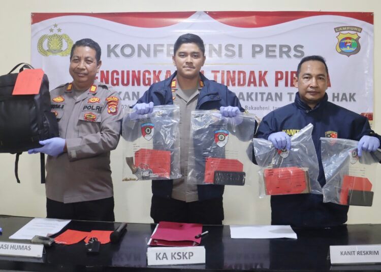 Polisi memperlihatkan revolver yang dibawa sopir travel di Pelabuhan Bakauheni, Kabupaten Lampung Selatan, Provinsi Lampung, pada Senin (6/7/2026) sekitar pukul 17.00 WIB. Foto: Polsek Kawasan Pelabuhan Bakauheni