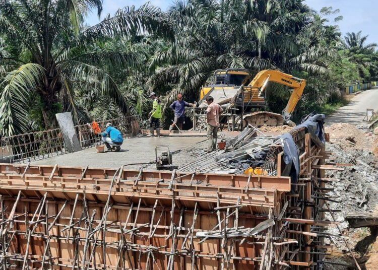 Pembangunan jembatan di Dharmasraya.