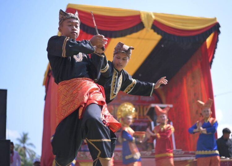 Kegiatan Mambangkik Tradisi Adat Salingka Nagari 2026 di Kenagarian Koto Panjang, Minggu (19/7/2026).