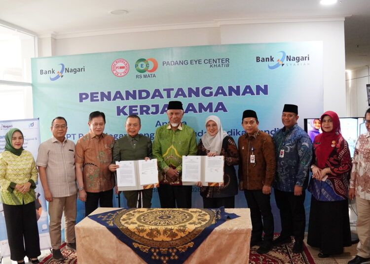 Direktur Utama Bank Nagari Gusti Candra dan Direktur PT Muda Medika Mandiri dr. Heksan, Sp.M menandatangani perjanjian kerja sama layanan perbankan dan keuangan di RS Mata Padang Eye Center Khatib, Padang, Kamis (23/7/2026).