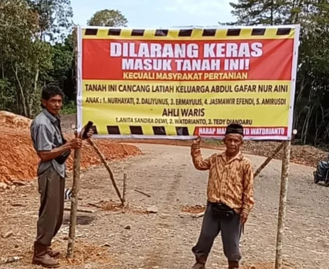 Warga memblokir jalan menuju lokasi tambang batu bara PT Barakara Ranah Pesisir di Nagari Ampang Tareh Lumpo, Kecamatan IV Jurai, Pesisir Selatan, sebagai bentuk protes atas sengketa lahan dan tuntutan kompensasi yang belum diselesaikan