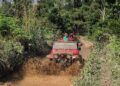 Wisatawan menikmati sensasi menjelajahi sungai dan hutan menggunakan jeep Off-road Kapalo Banda Taram di Kabupaten Lima Puluh Kota.