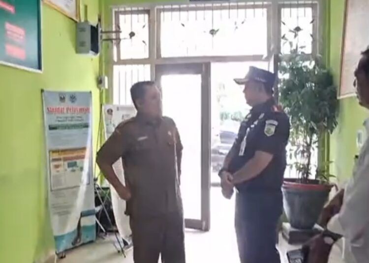 Foto: Tangkap layar video Kantor Dinas Lingkungan Hidup (DLH) Kabupaten Dharmasraya digeledah penyidik Kejaksaan Negeri Dharmasraya pada Senin (27/7/2026).