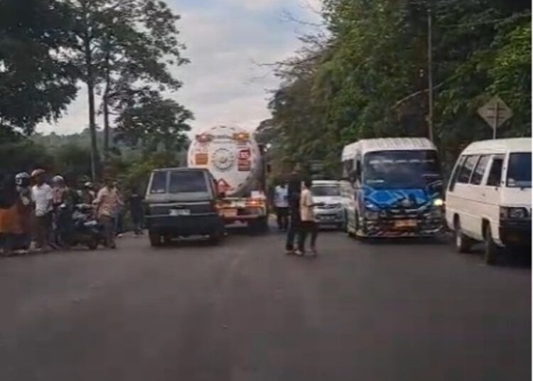 Sebuah minibus masuk ke jurang di Jalan Lintas Padang–Bukittinggi, tepatnya di kawasan Malibo Anai, Kabupaten Padang Pariaman, pada Rabu (1/7/2026) pagi.
