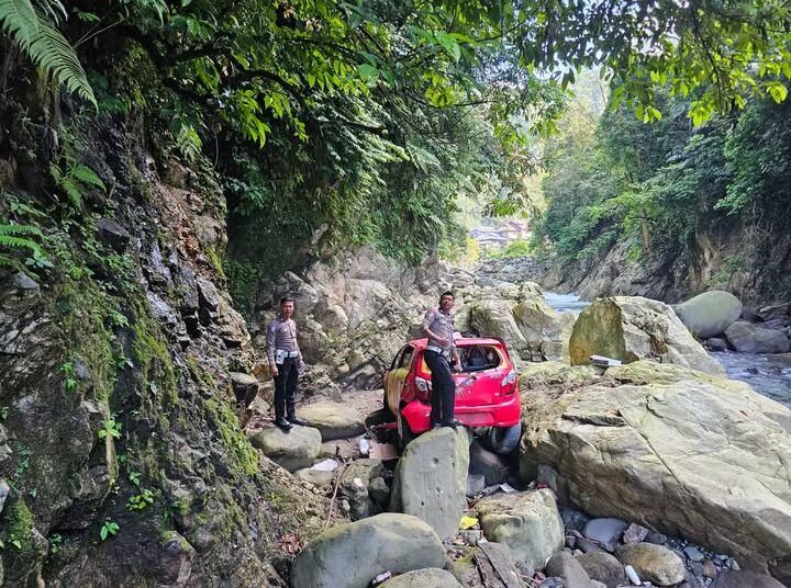 Sebuah minibus masuk ke jurang di kawasan Malibo Anai, Kecamatan 2 x 11 Kayu Tanam, Kabupaten Padang Pariaman, Sumatera Barat, pada Rabu (1/7/2026) pagi. Foto: Media sosial