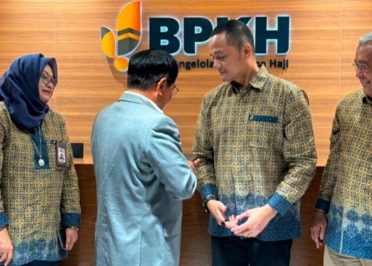 Bupati Padang Pariaman John Kenedy Azis (JKA) mengusulkan bantuan kendaraan operasional bagi jamaah haji dan umrah kepada Badan Pengelola Keuangan Haji (BPKH) di Jakarta, Selasa (30/6/2026).