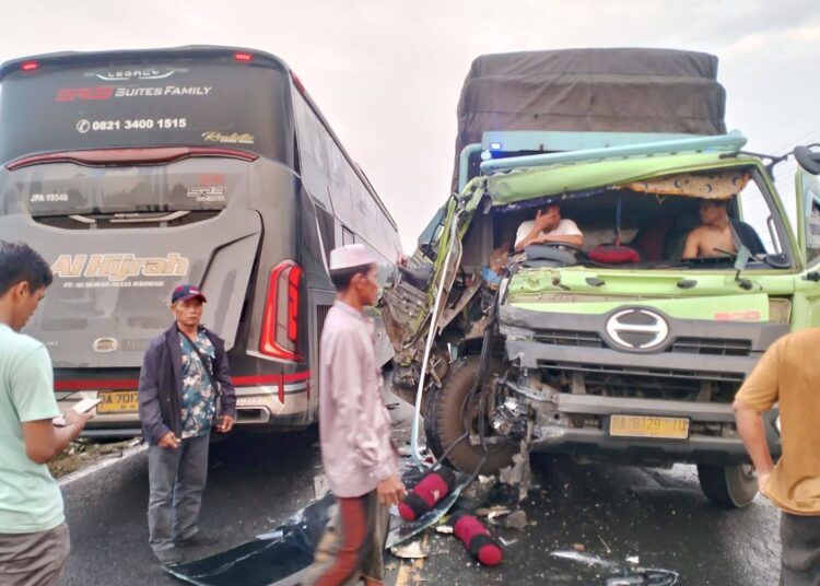Bus Al Hijrah BA 7017 WBU rute Padang–Jakarta bertabrakan dengan truk fuso di Sarana Jaya, Kabupaten Bungo, Provinsi Jambi, pada Rabu (1/7/2026) pagi. Foto: Tangkapan layar media sosial