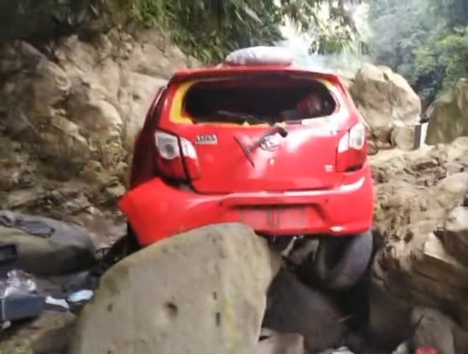 Sebuah minibus hilang kendali dan masuk ke jurang di Jalan Padang–Bukittinggi, tepatnya di Nagari Kandang Ampek, Kecamatan 2x11 Kayu Tanam, Kabupaten Padang Pariaman, Sumatera Barat, pada Rabu (1/7/2026) sekitar pukul 06.00 WIB. Foto: Tangkapan layar media sosial